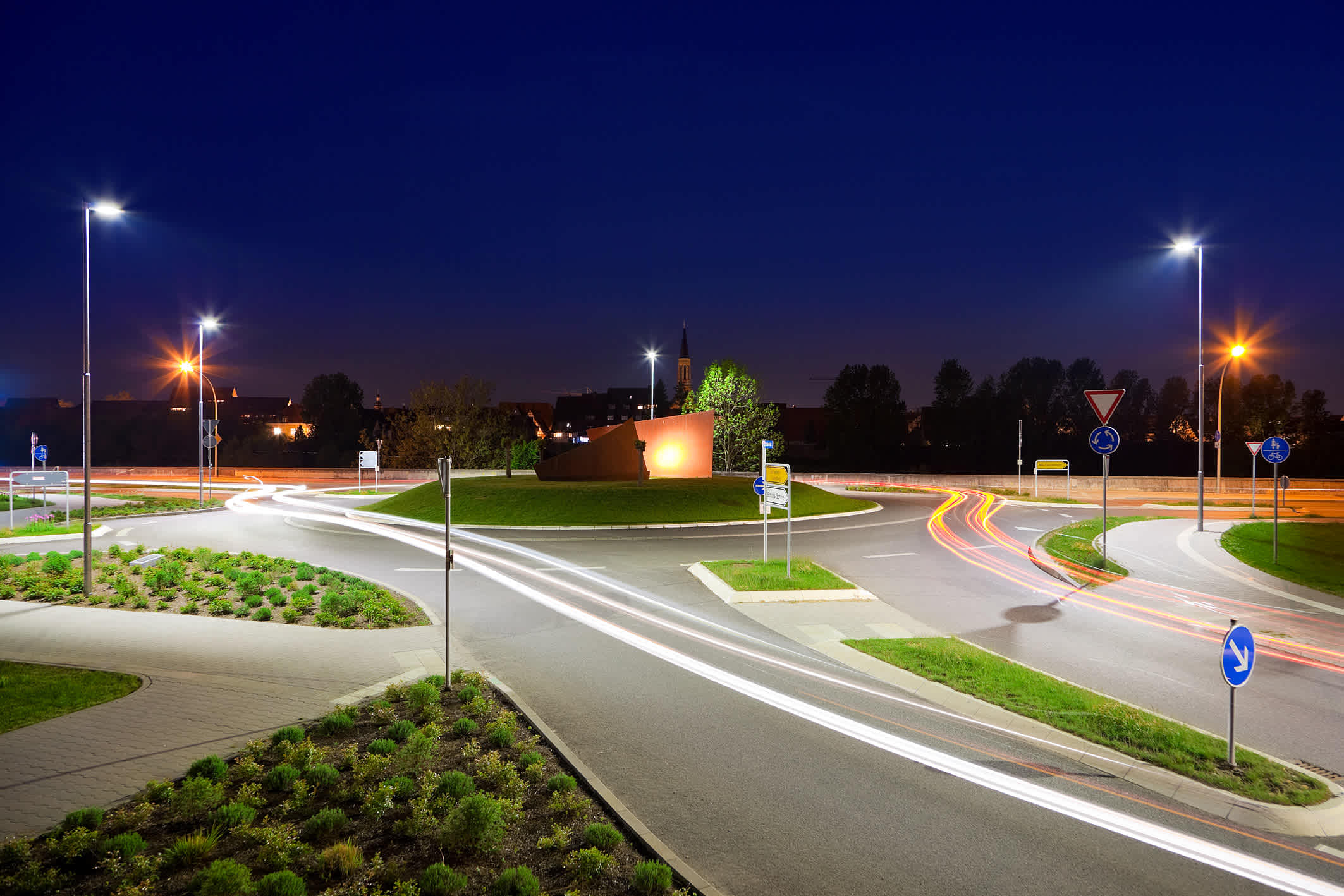 Verkehrskreisel in Ilvesheim mit LED-Beleuchtung bei Nacht