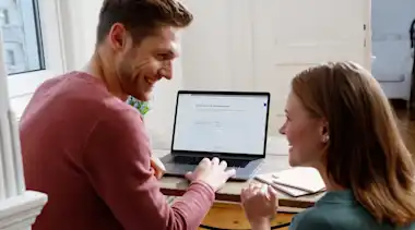 Paar vor Laptop kontaktiert EnBW über Kontaktformular