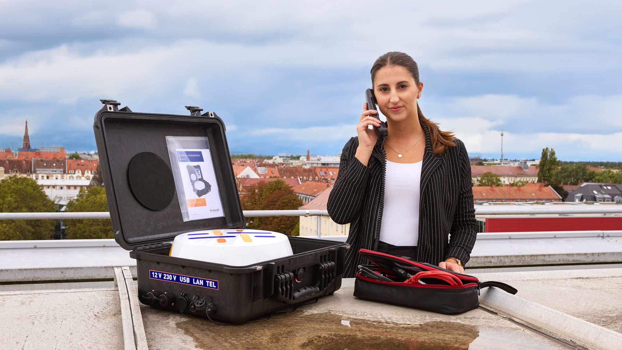 Frau am Notfall Satellitentelefon