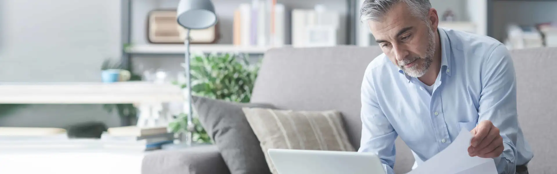 Mann füllt Online-Widerrufsformular aus