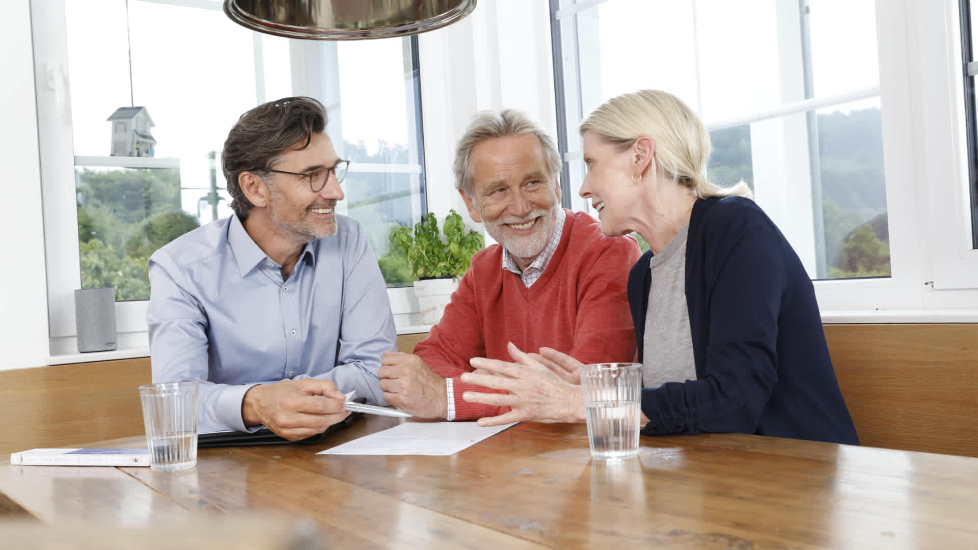 Älteres Paar mit Energieberater an Tisch