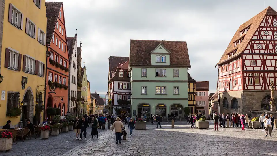 Marktplatz mit Fachwerkhäusern