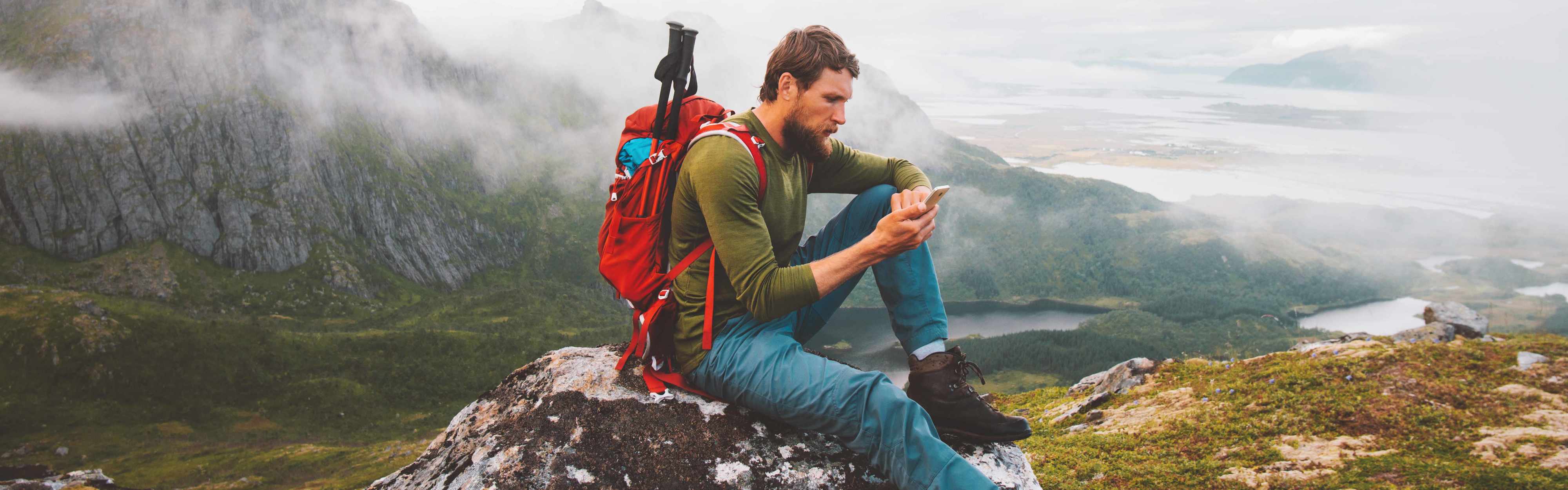 Bergsteiger mit Smartphone in der Hand