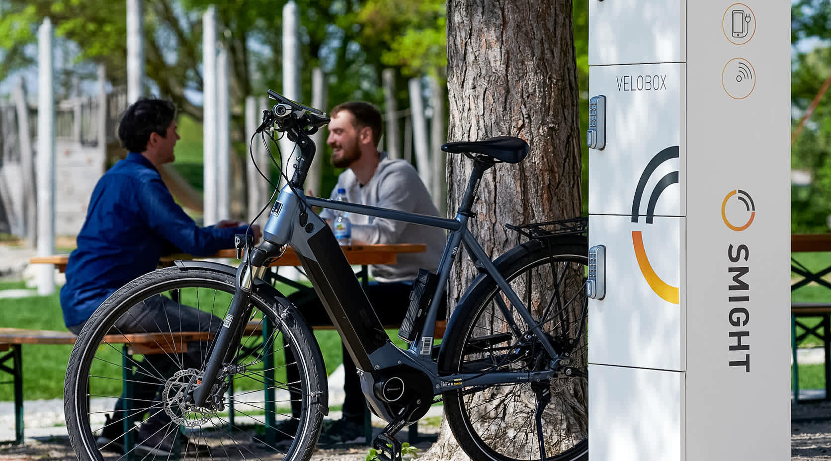 E-Bike steht vor einer Smight Velobox