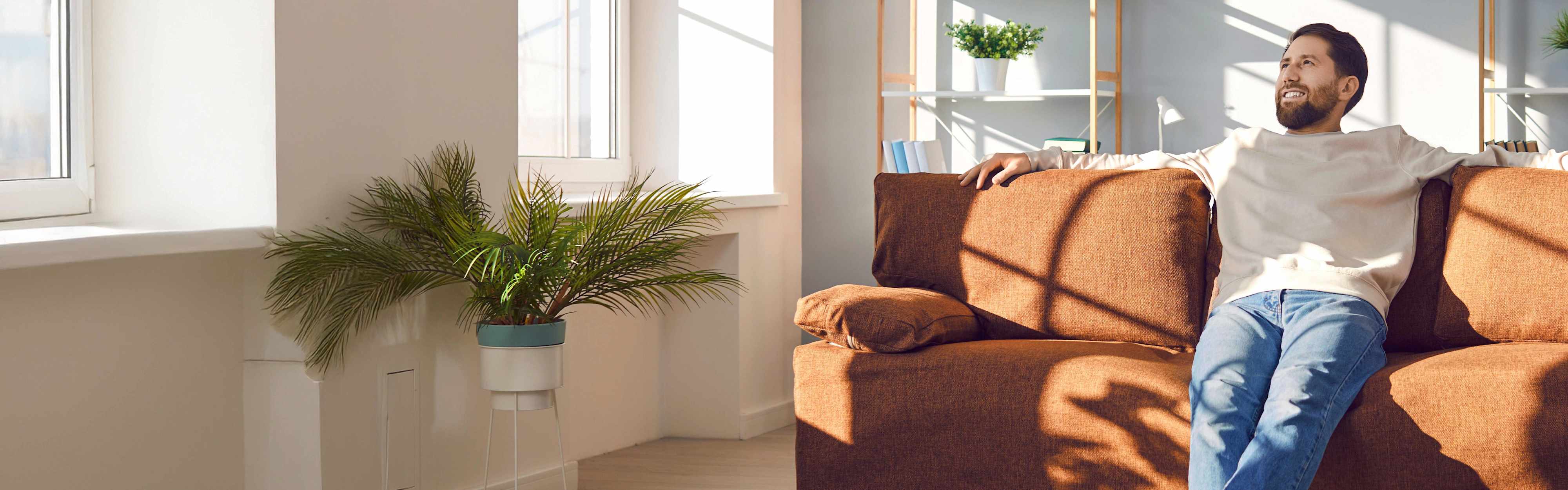 EnBW Mann Entspannt Sofa Wohnung Licht