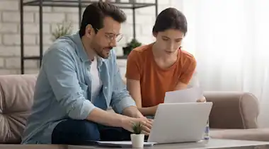 Paar informiert sich über die Strom-, Gas- und Wärmepreisbremse