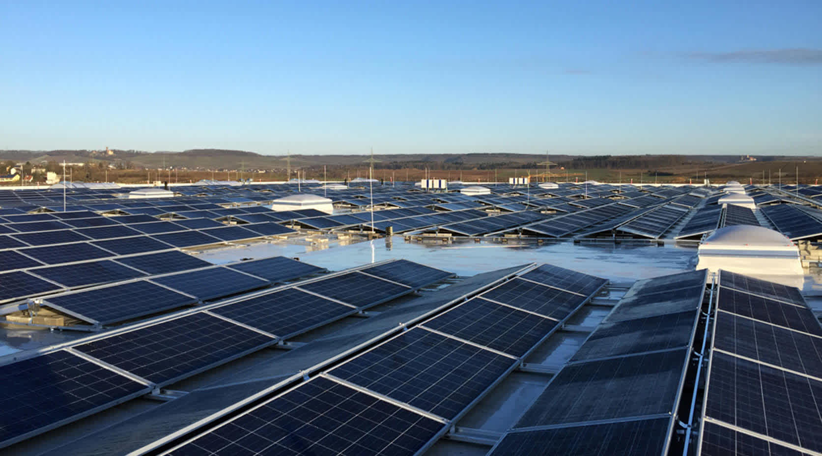 Solarpanels auf Dach von Gewerbe
