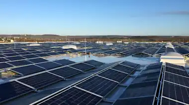 Solarpanels auf Dach von Gewerbe
