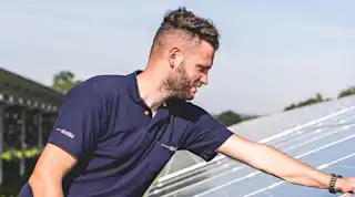 EnBW-Mitarbeiter begutachtet Photovoltaik-Anlage