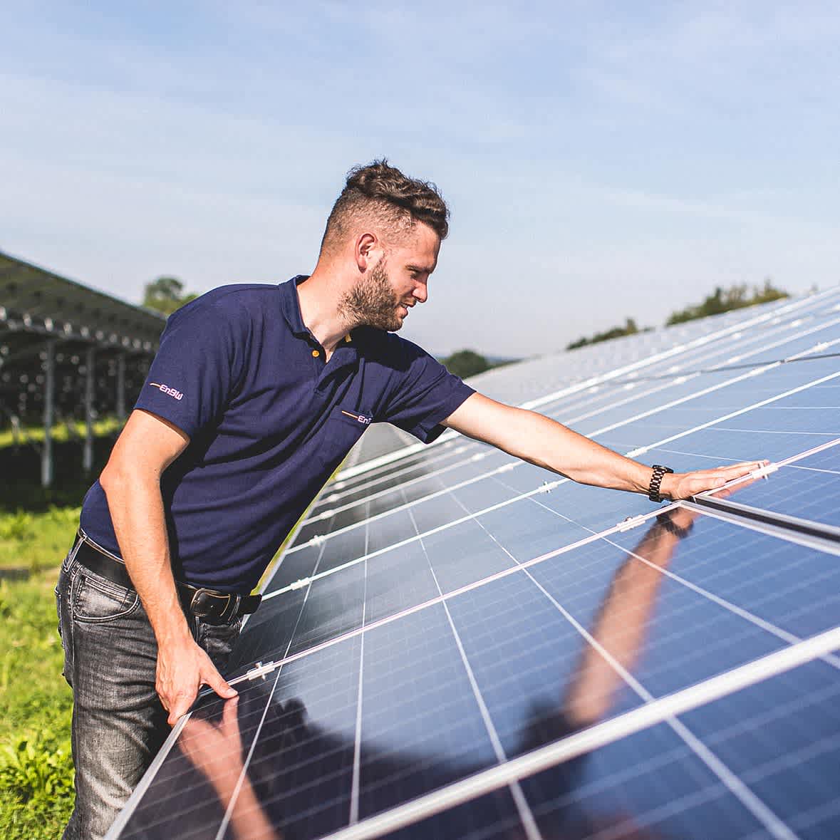 EnBW-Mitarbeiter begutachtet Photovoltaik-Anlage