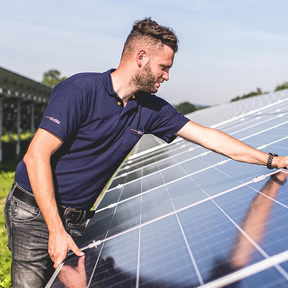 EnBW-Mitarbeiter begutachtet Photovoltaik-Anlage