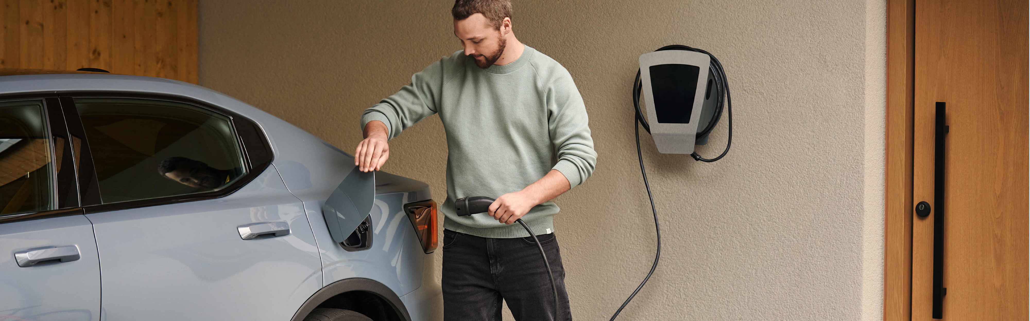 Mann lädt E-Auto an der EnBW-Wallbox