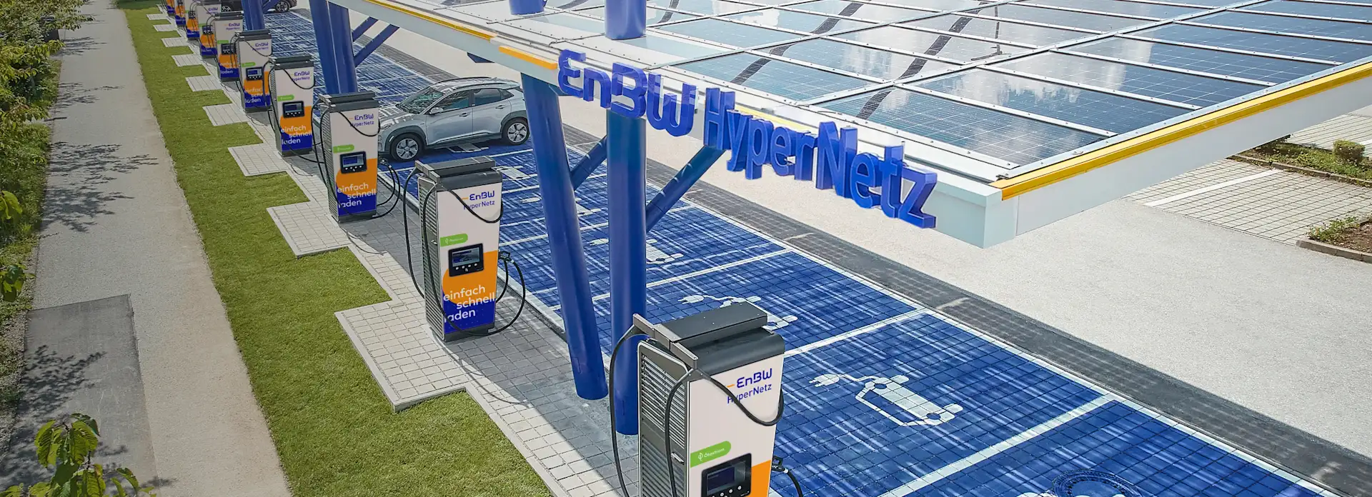 Ladendes E-Auto an EnBW-Ladepark aus der Vogelperspektive