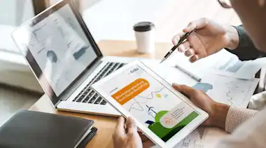 Tablet mit White Paper "Stromkostenoptimierung durch flexible Beschaffung"