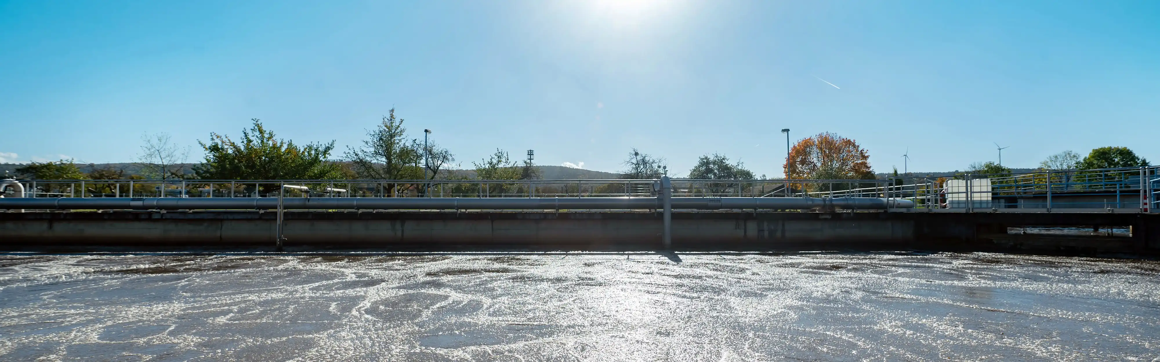 Wasser-Kläranlage in Schondorf mit blauem Himmel, Sonne scheint