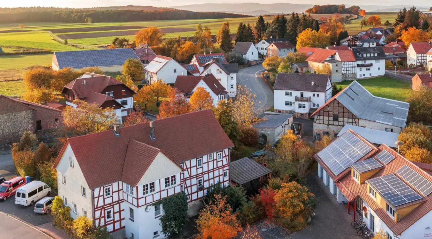 Luftbild von einer Wohnsiedlung in der Dämmerung