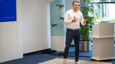 Mann mit Hemd hält einen Vortrag