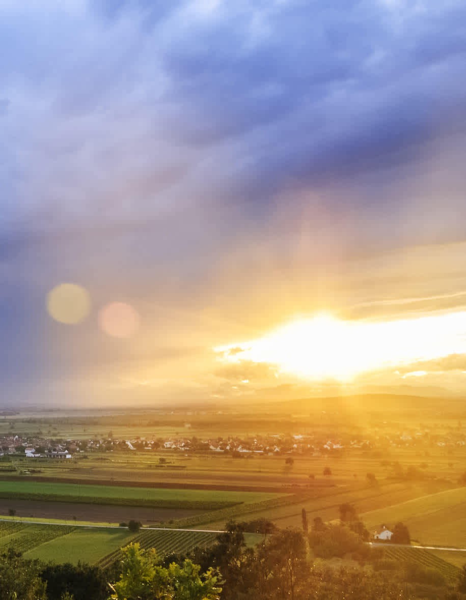 Dunkle Wolken und Sonne über Gemeinde