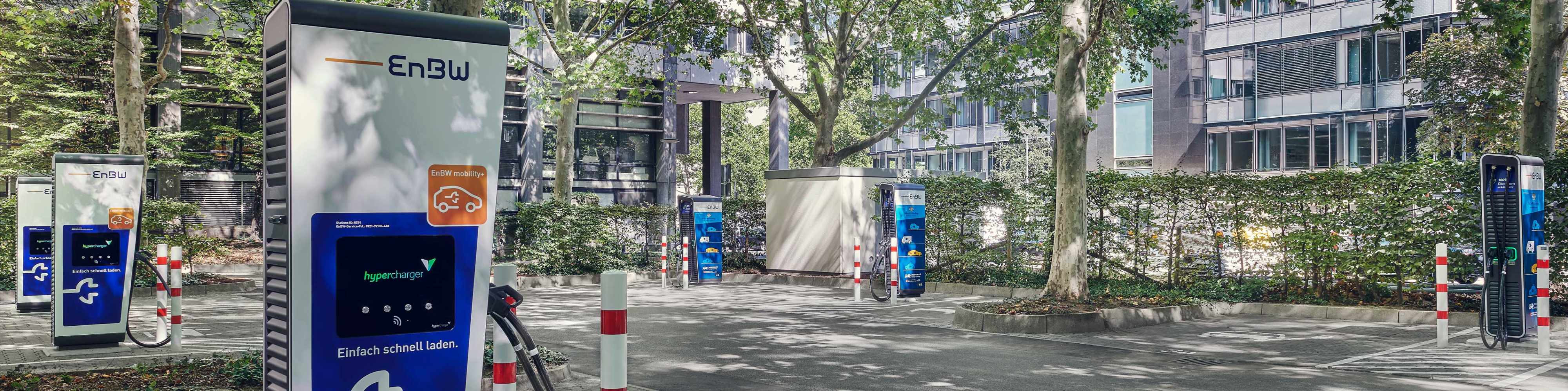 Ladestationen am Gebäude der EnBW