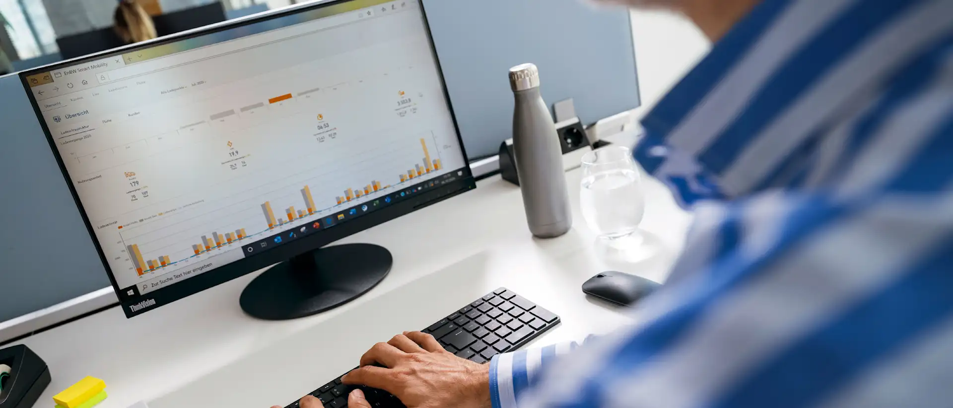 EnBW Mann Computer Monitor Diagramme Smart Mobility