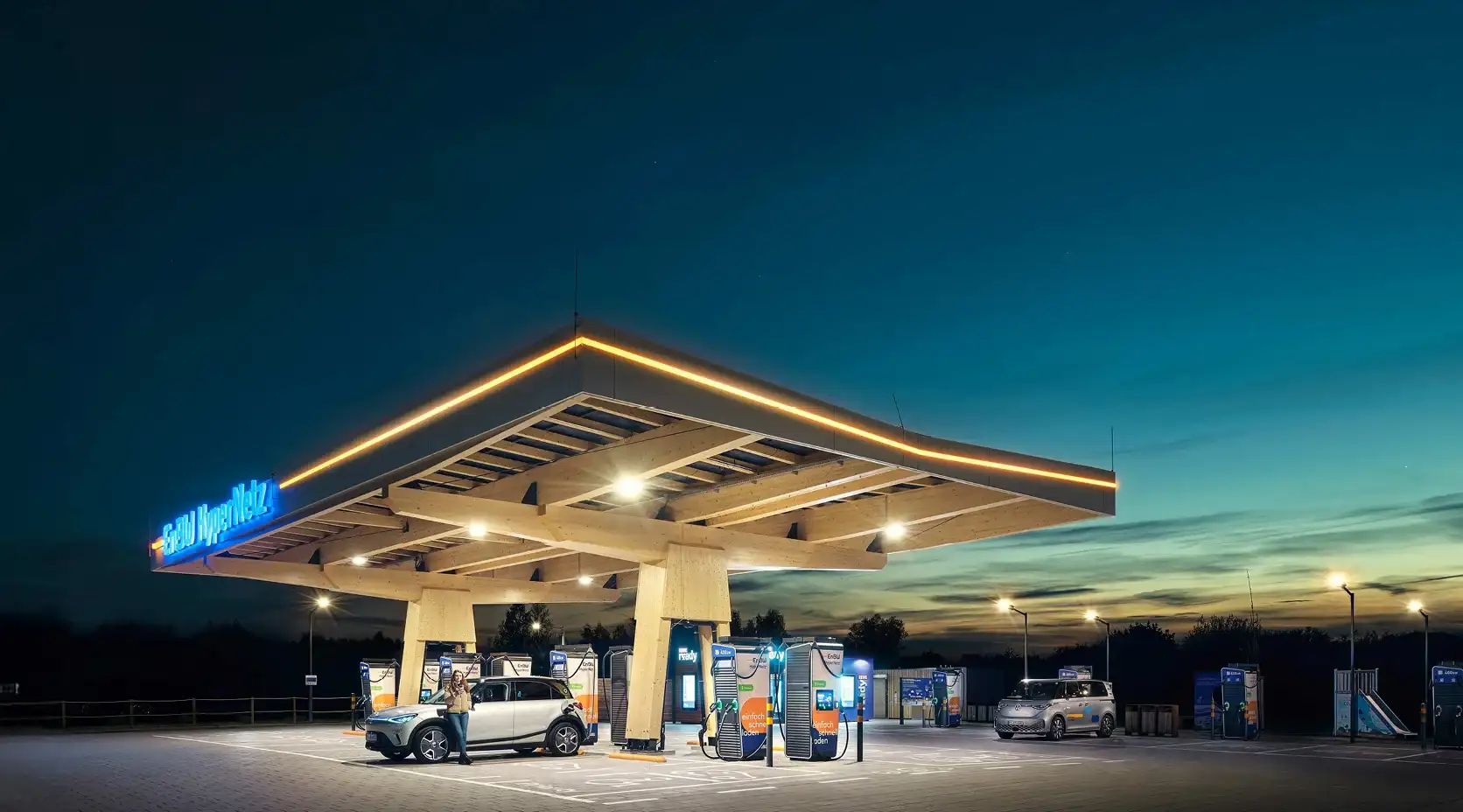 EnBW HyperNetz Ladepark Chemnitz bei Nacht Frau Elektroauto