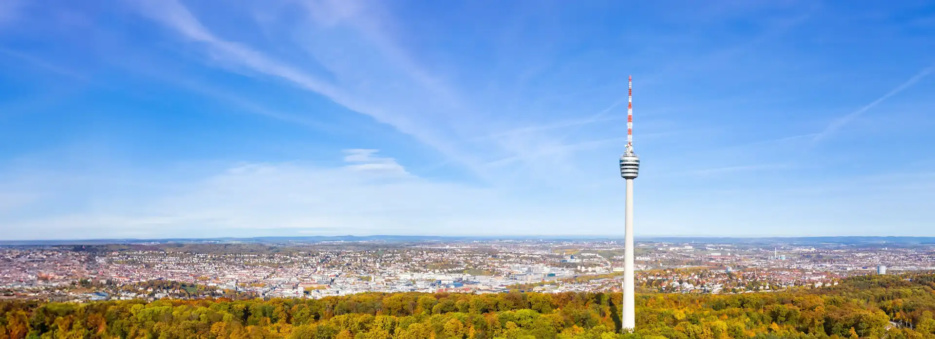 Stadt Stuttgart Panorama Luftbild Fernsehturm blauer Himmel
