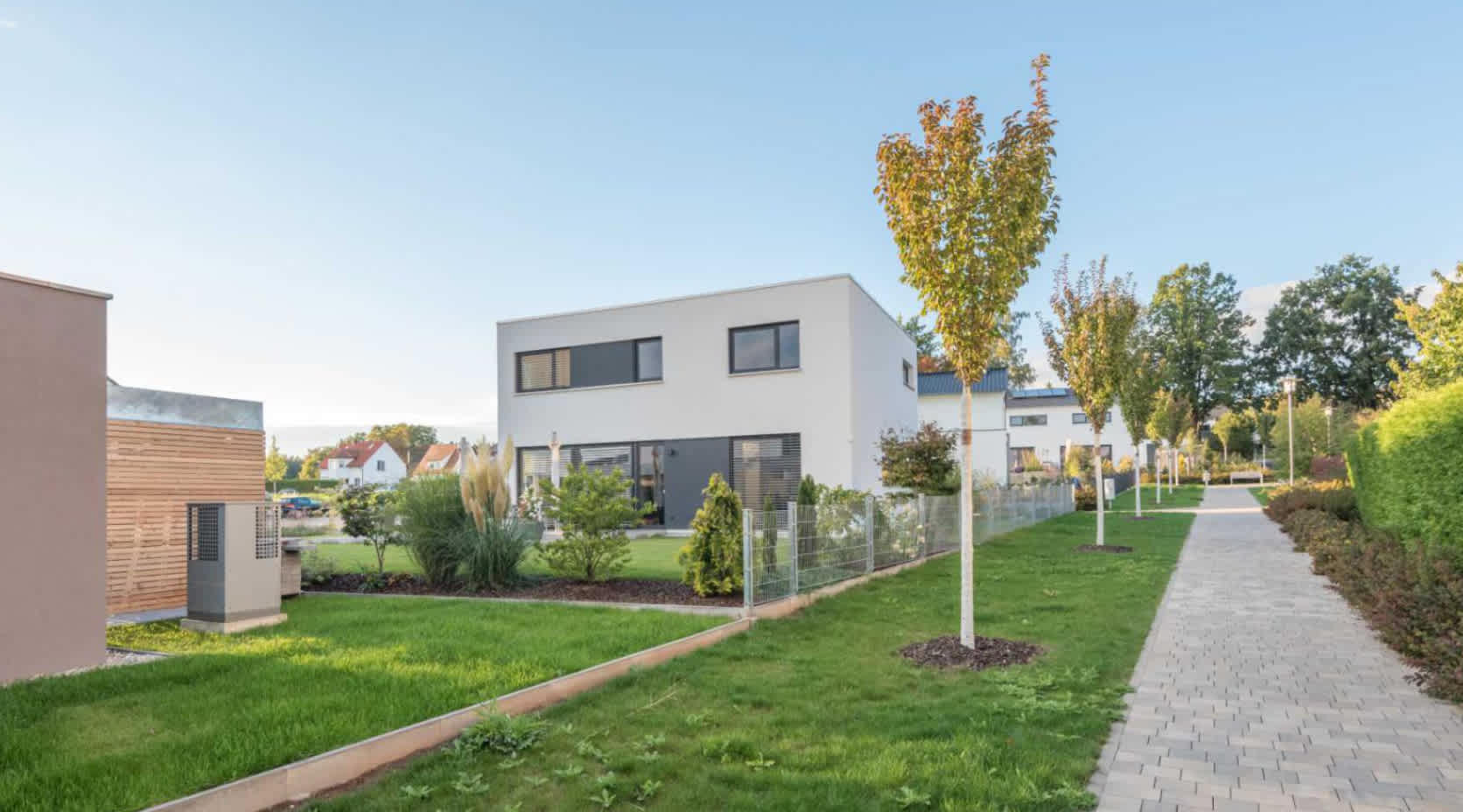 Haus mit Vorgarten und blauem Himmel