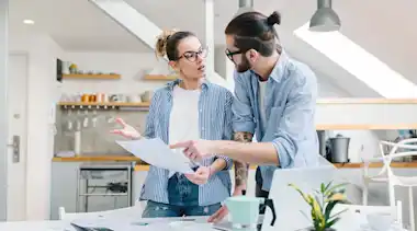 Junges Paar schaut sich die Rechnung an