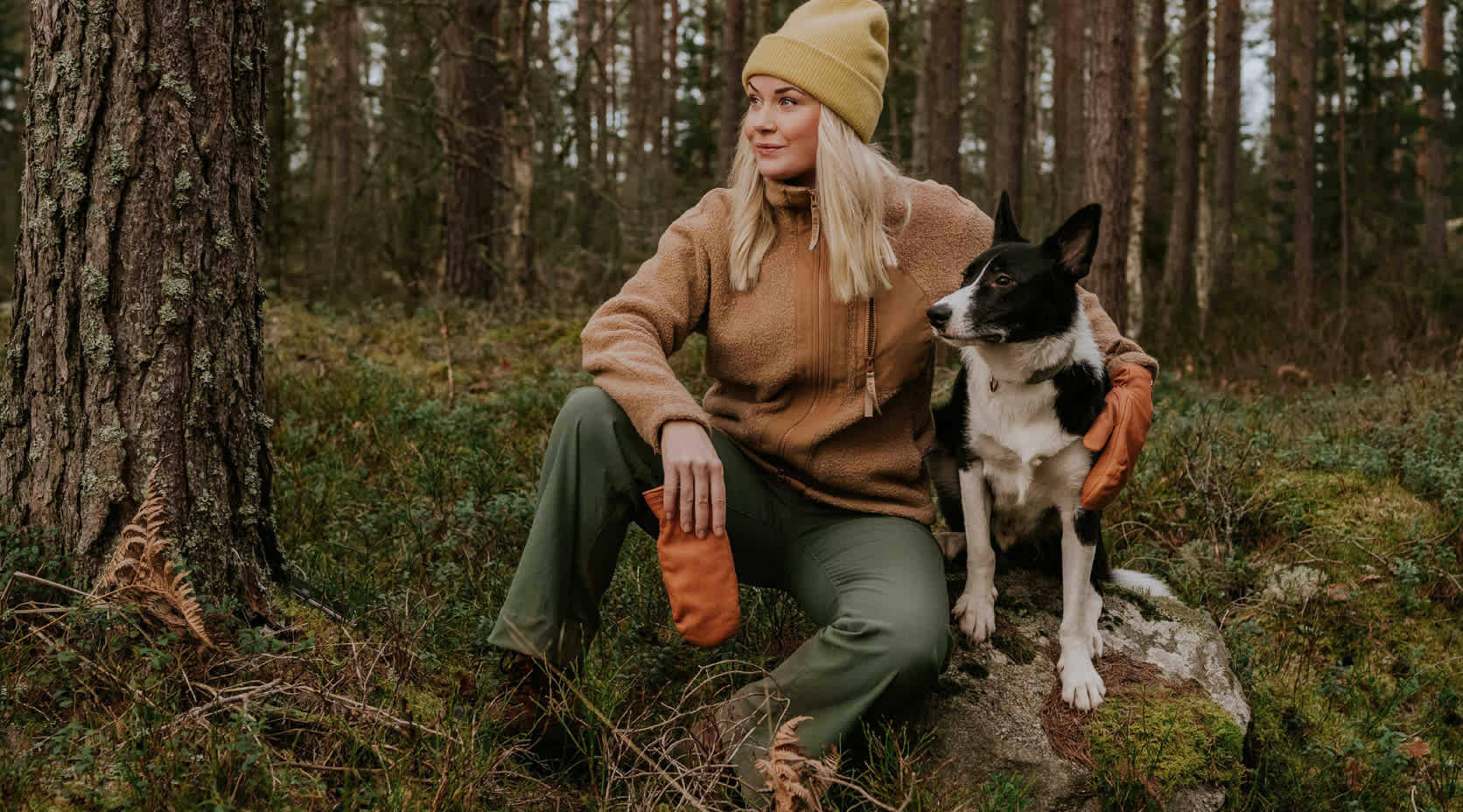 Frau mit Hund im Wald