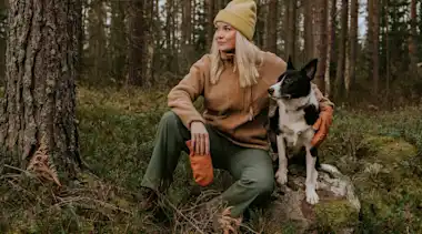 Frau mit Hund im Wald