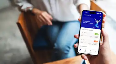 Hand hält Smartphone mit geöffneter EnBW zuhause+ App