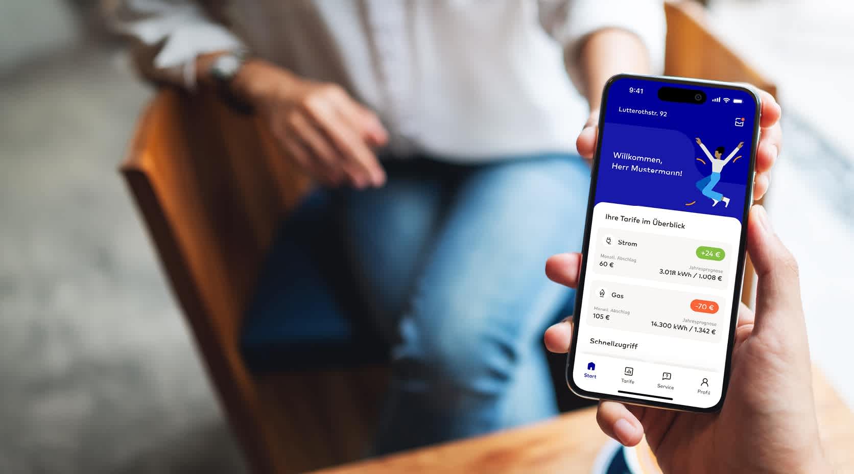 Hand hält Smartphone mit geöffneter EnBW zuhause+ App