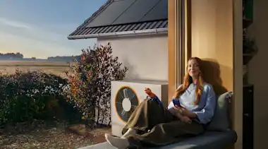 KI-generiert: Eine Frau sitzt auf einer Fensterbank, auf ihren Beinen sitzt eine Echse.