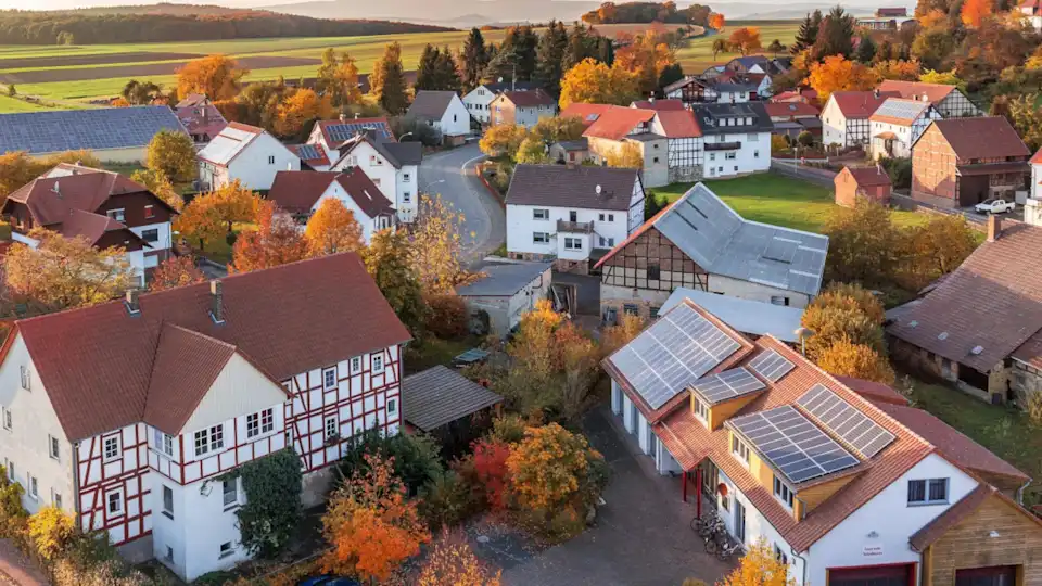 Luftbild von einer Wohnsiedlung in der Dämmerung