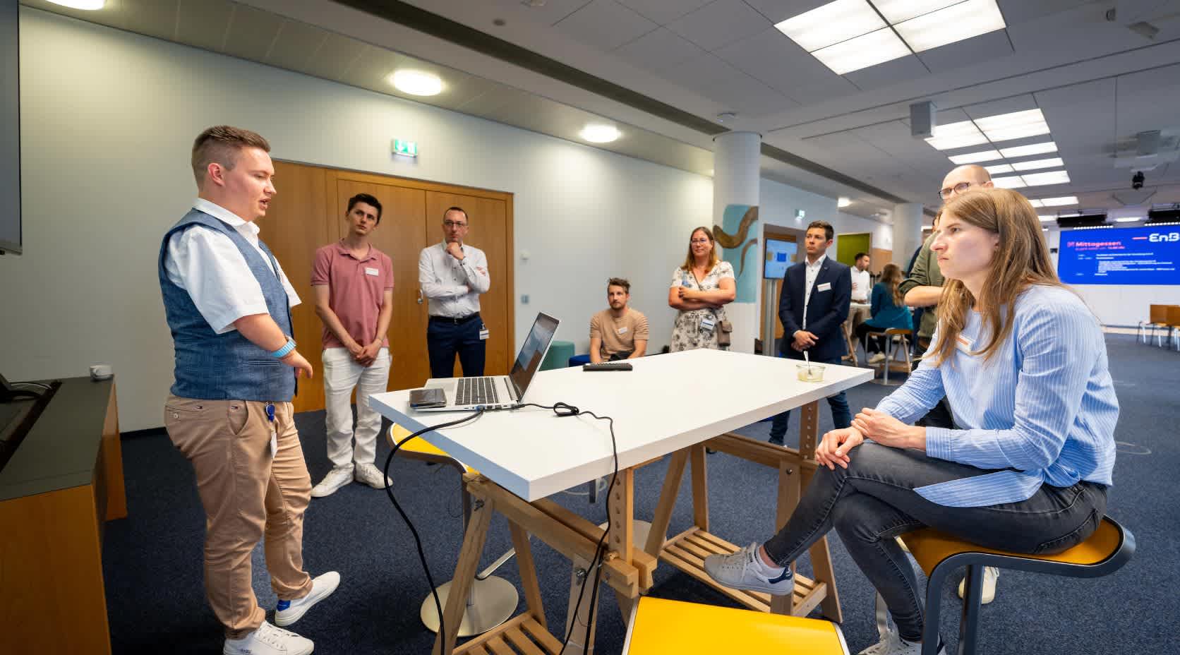 Gruppe von Menschen bekommen eine Schulung und hören einer Präsentation zu