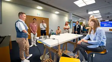 Gruppe von Menschen bekommen eine Schulung und hören einer Präsentation zu