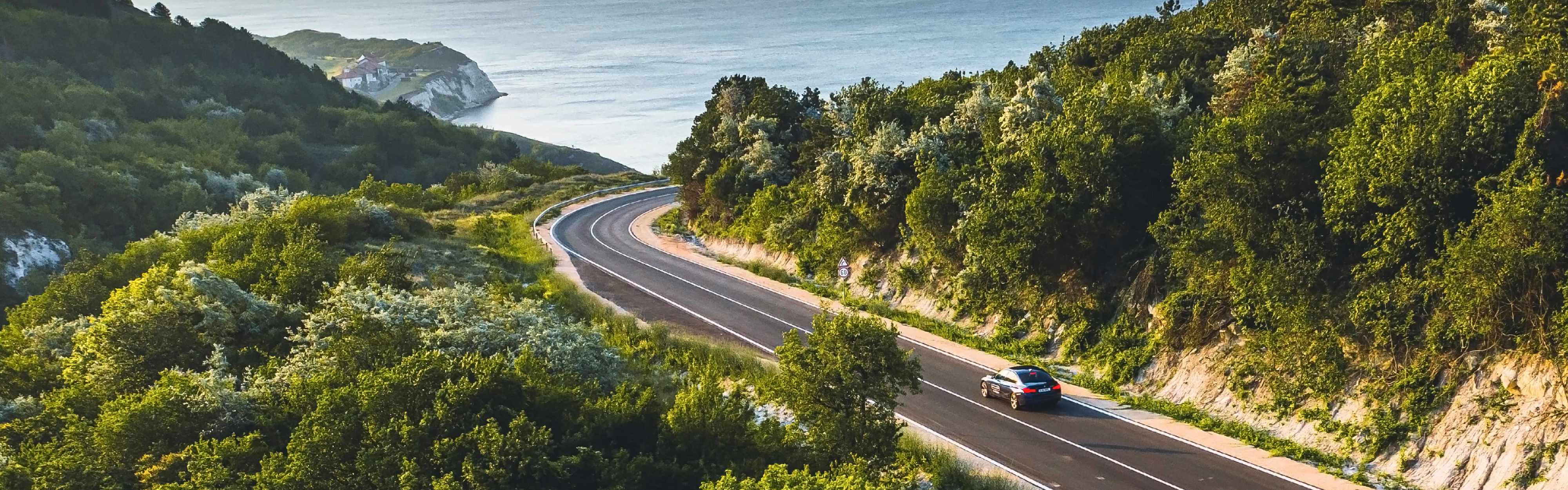 Auto auf Küstenstraße