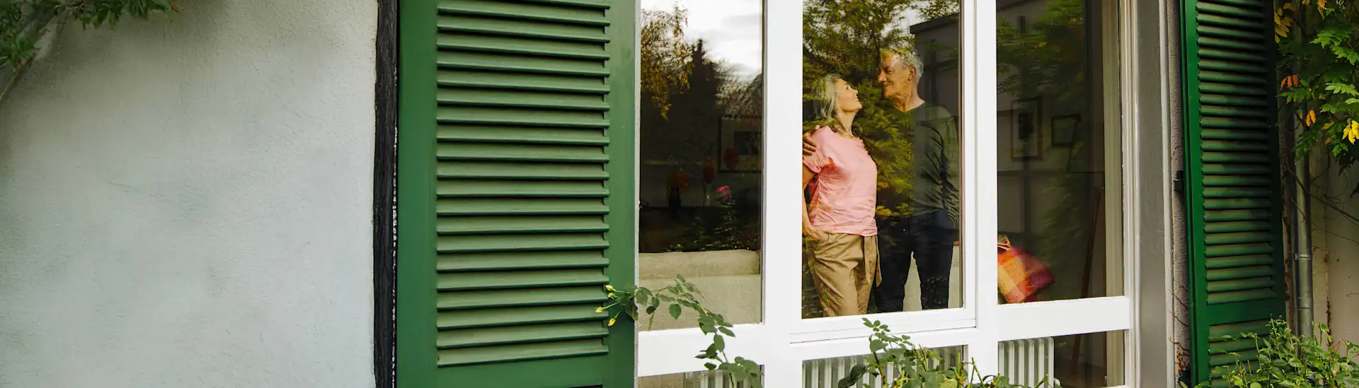 Älteres Paar vor Fenster