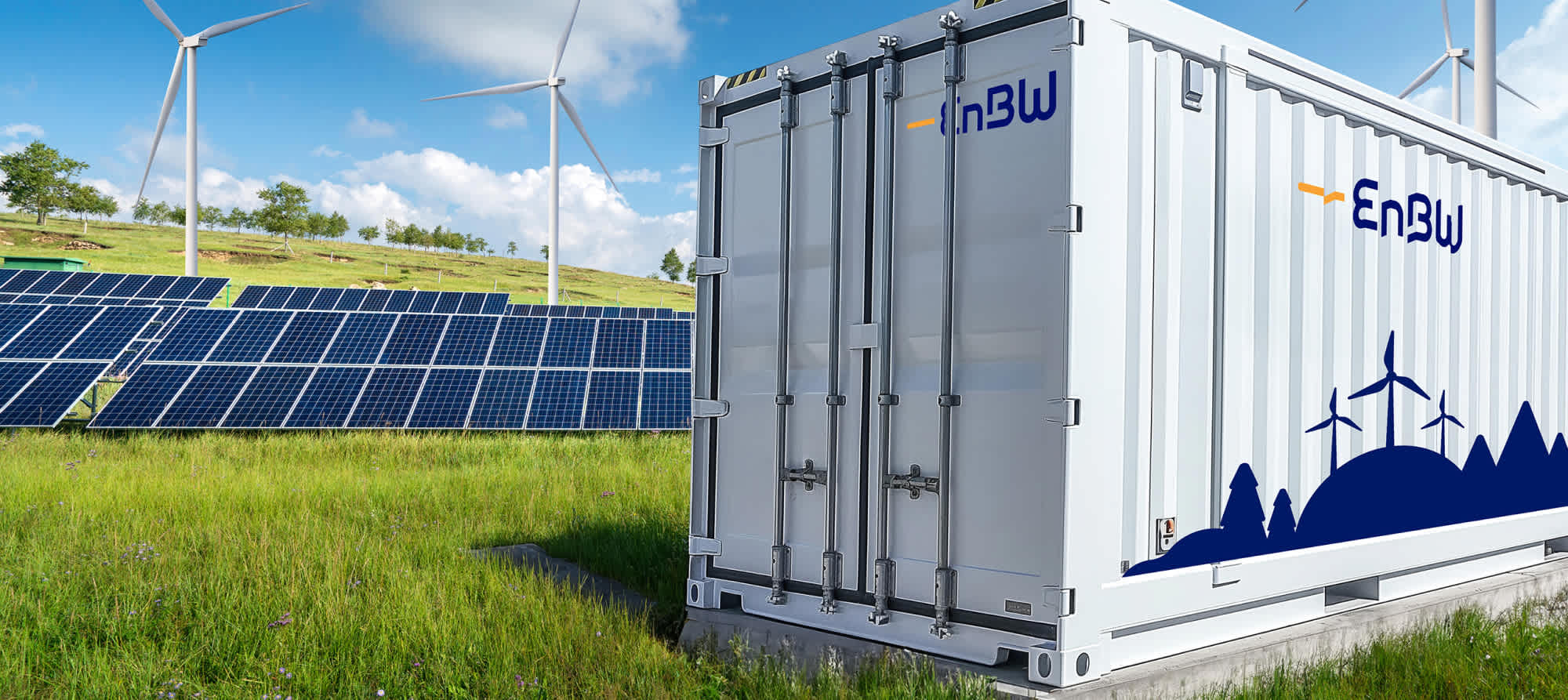 Container mit Windrädern und Solar