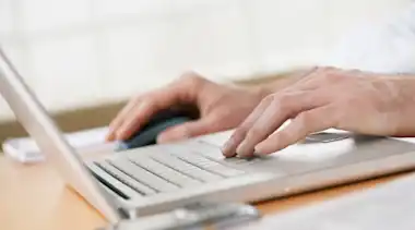 Hand auf Laptop-Tastatur