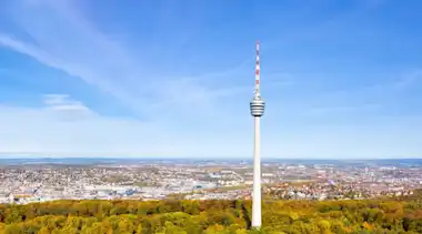 Stadt Stuttgart Panorama Luftbild Fernsehturm blauer Himmel
