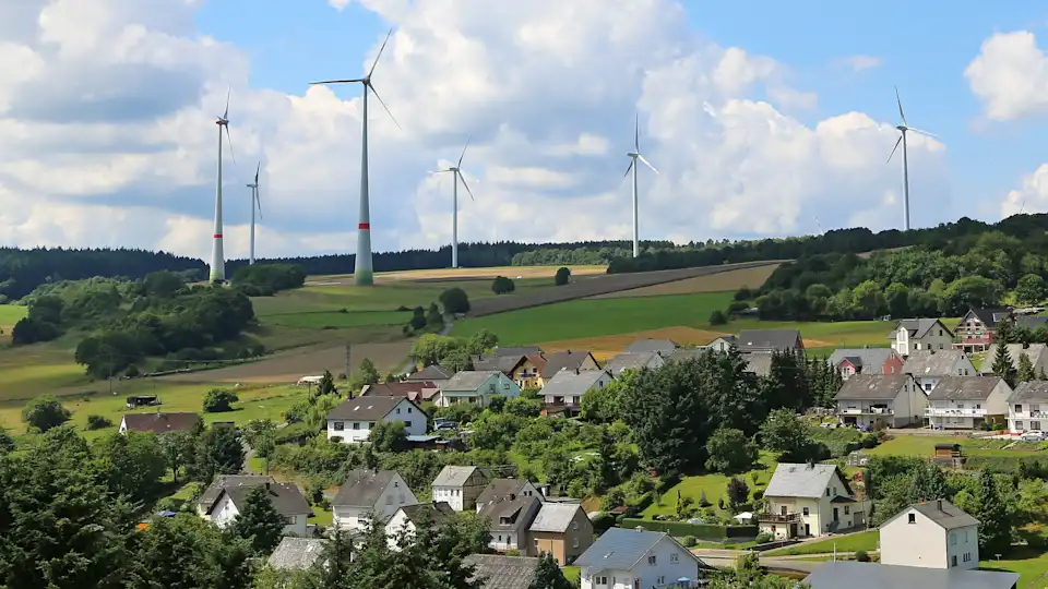 Windpark in der Nähe einer Kleinstadt
