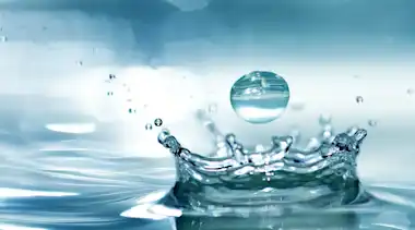Wassertropfen fällt auf die Wasseroberfläche