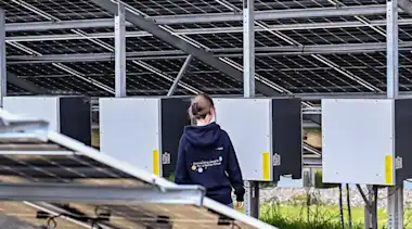 Frau vor Solaranlagen