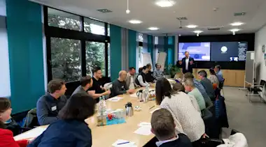 Mitglieder beim Neztwerktreffen für mehr Energieeffizienz.