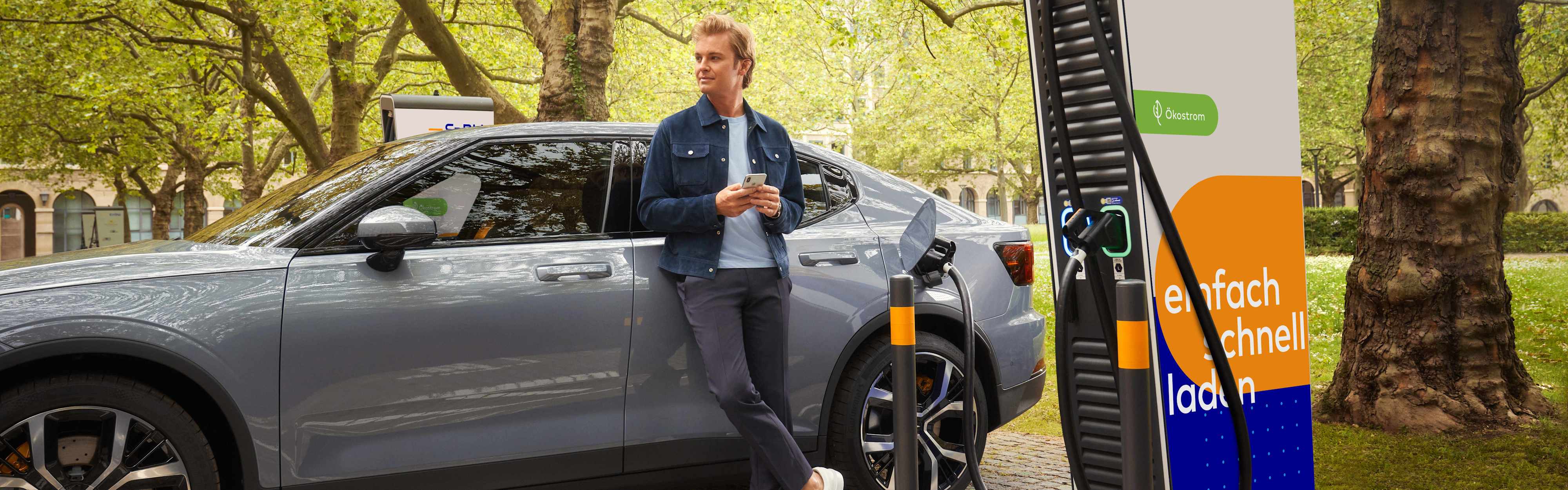 Nico Rosberg lädt E-Auto an der Schnellladestation der EnBW