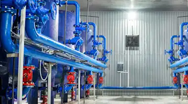 Mann in Wasserwerk