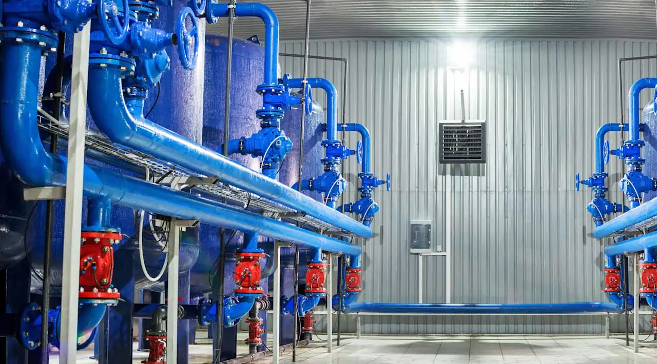 Mann in Wasserwerk
