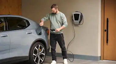 Mann läd E-Auto