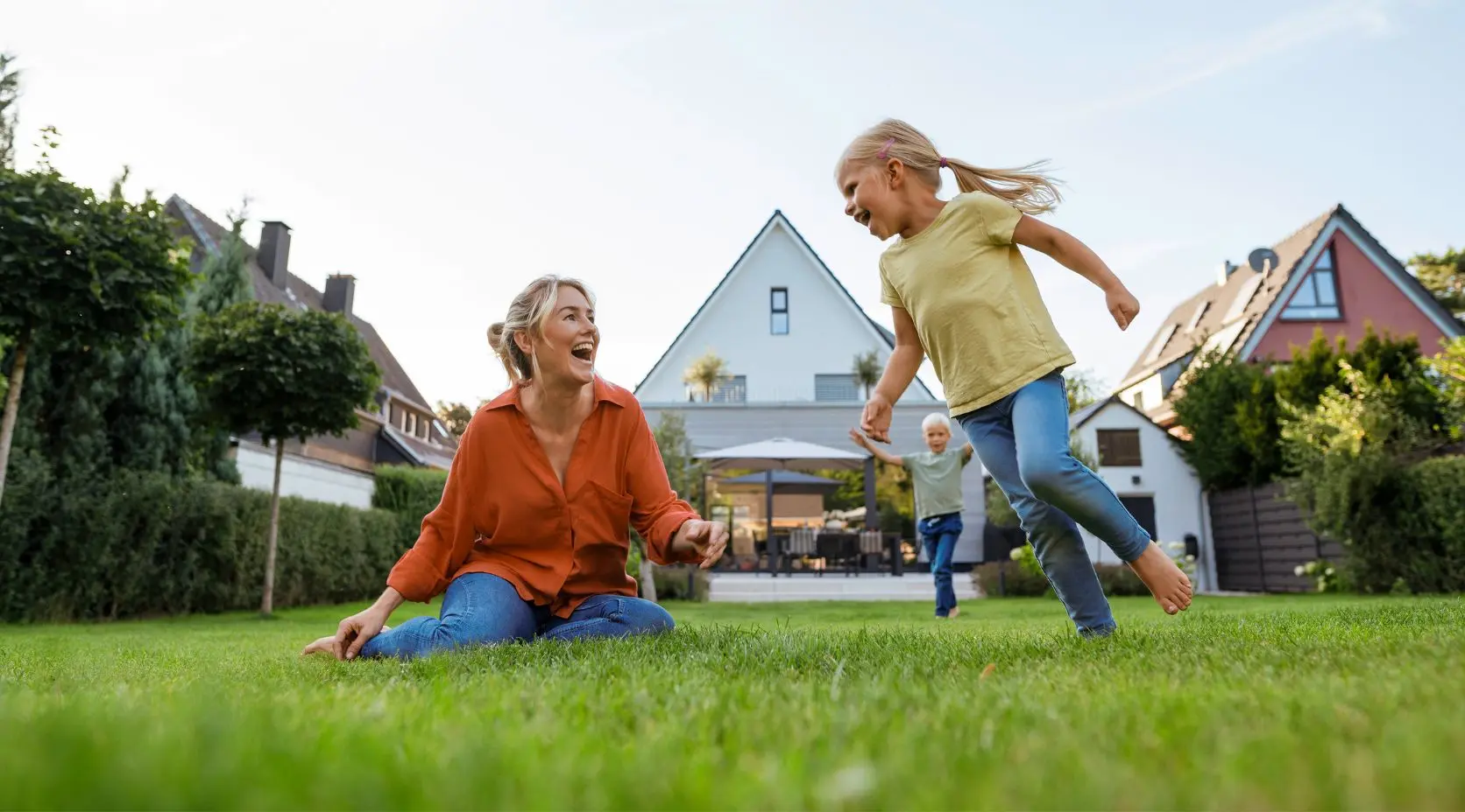 Familie spielt auf dem Rasen im Garten.
